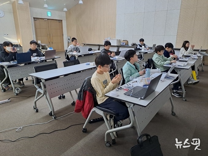 용인시산업진흥원은 서농도서관에서 교육생을 대상으로 아두이노를 활용한 초음파 피아노 만들기 체험 프로그램을 운영했다.(용인시산업진흥원 제공)