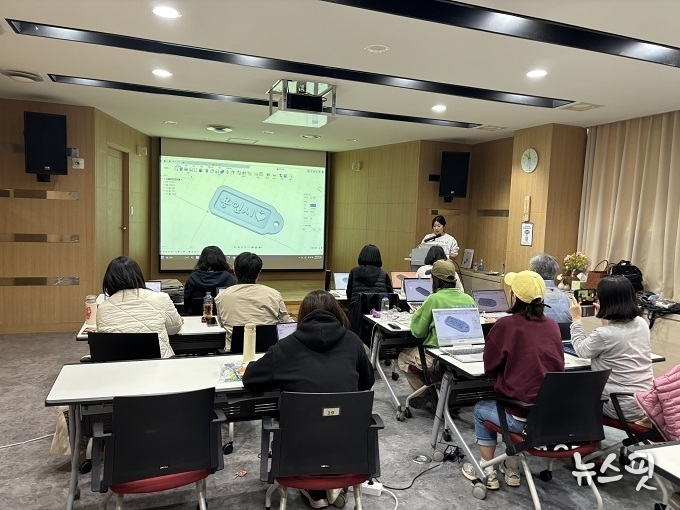 용인시산업진흥원은 흥덕도서관에서 '찾아가는 우리동네 메이커 교육' 프로그램인 3D모델링 체험 교육을 운영했다.(용인시산업진흥원 제공)