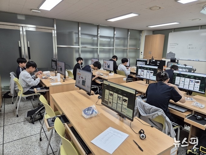 한숲중학교에서 교육생들의 RGB 뮤직전등 만들기 체험 교육 참가 모습(용인시산업진흥원 제공)