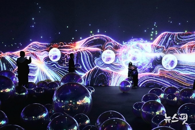 ‘물 위의 세계’ 전시 현장.(경콘진 제공)