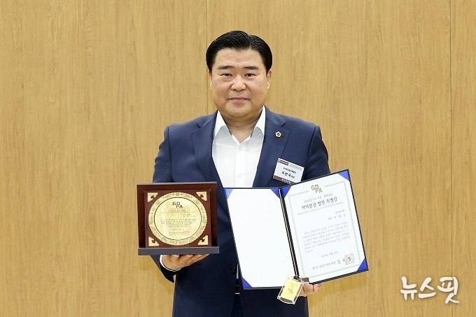 경기도의회 문화체육관광위원회 이한국 의원이 10일 경기도일간기자단이 주관한 ‘2025년 우수 의정·행정대상’ 시상식에서 자치분권 발전 특별상을 수상했다.(사진=의원실)