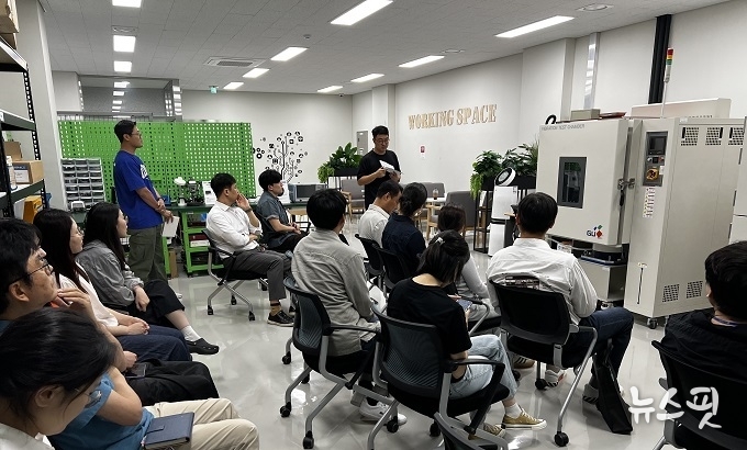 용인시산업진흥원이 소공인스타트업 허브에서 직원 대상으로 장비(복합 항온항습챔버) 활용 교육을 실시하고 있다.(사진=용인시산업진흥원)
