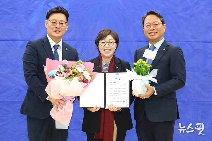 박옥분 경기도의원이 18일 열린 2025년 경기도의회 더불어민주당 정책 오디션’에서 ‘교사와 학생이 함께 성장하는 생태환경교육’ 정책을 제안해 대표상을 수상했다.(사진=의원실)