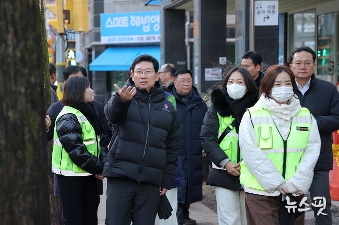 이상일 용인특례시장은 18일 용인대일초 교통지도봉사에 참여했다.(용인시 제공)