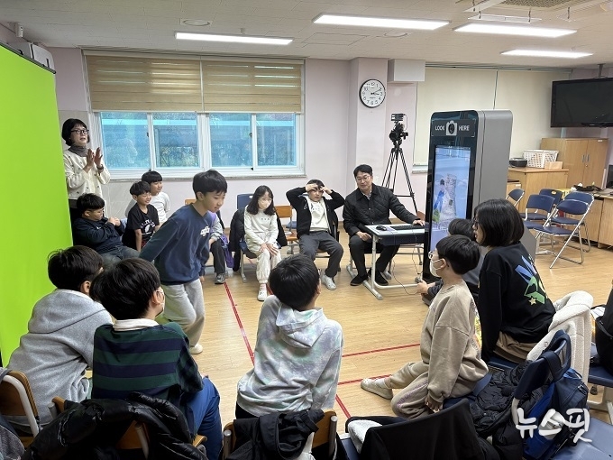 용인시산업진흥원은 용인교육지원청 및 신월초등학교와 함께 늘봄학교를 연계해 AR 및 XR 기술을 활용한 ‘숏폼 영상 크리에이터 아카데미’를 운영했다고 밝혔다(용인시산업진흥원 제공)