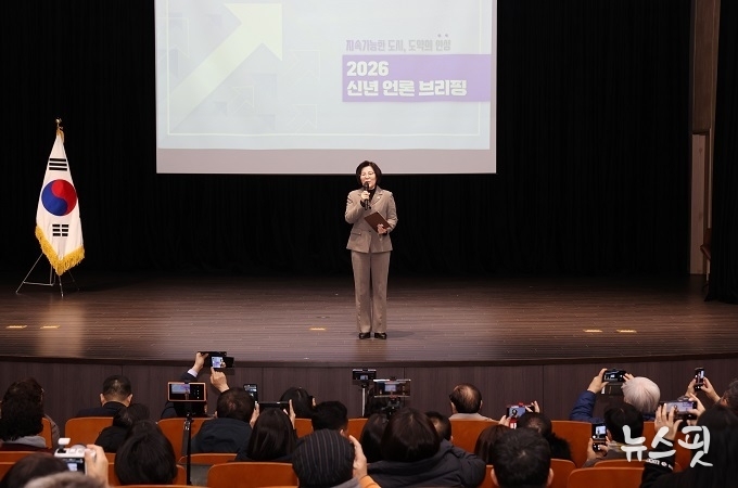 김보라 안성시장이 6일 2026 신년 언론브리핑을 시정운영방향을 설명하고 있다. (사진=안성시)