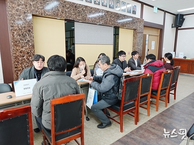 21일 이동읍행정복지센터에서 2026년 지원사업 설명회 상담창구에서 기업 맞춤 상담을 진행하고 있다.(사진=용인시산업진흥원)