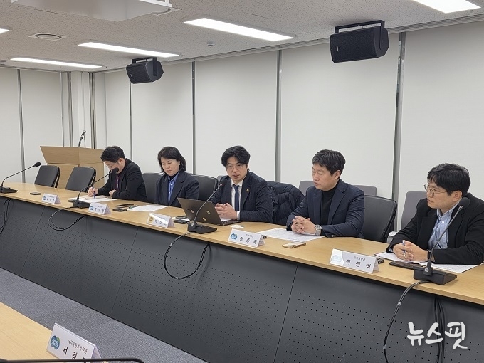 박상현 경기도의원(사진 가운데)이 지난 23일 경기도청에서 열린 경기도 R&D사업의 성과 제고를 위한 ‘연구거버넌스 TF 5차회의’를 주재하고 있다.(사진=박상현 의원)