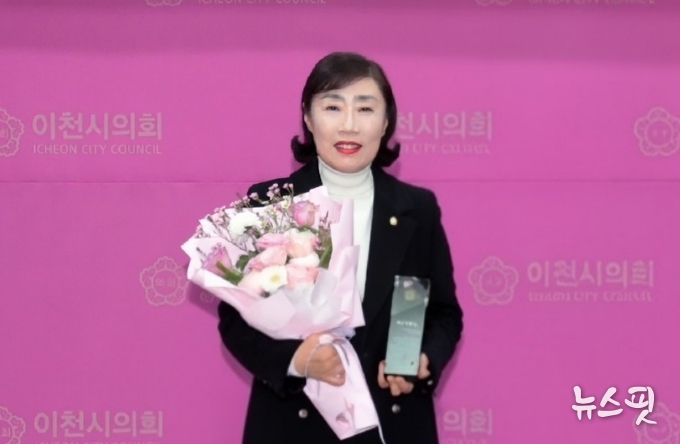 송옥란 이천시의원이 지난 22일 수도권 영상기자클럽 주관 의정대상 시상식에서 창의적인 입법 활동과 시민 중심의 의정 성과를 인정받아 의정대상을 수상했다.(사진=송옥란 의원 제공)