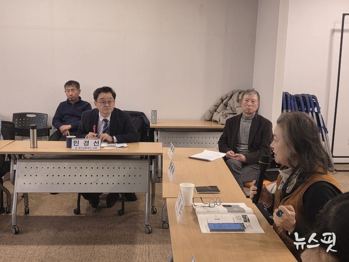 민경선 전 사장이 정책 토론회에 참석해 시민 발표자들의 의견을 경청하고 있다.(민경선 전 경기교통공사 사장 제공)