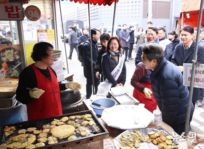 김동연 경기도지사와 김승원 더불어민주당 경기도당위원장이 14일 수원 조원시장을 둘러보고 있다. (사진=경기도 제공)