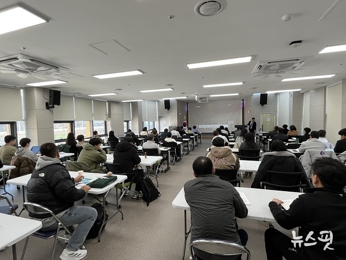 23일 경기 광주시 자연채 푸드팜 센터에서 열린 2026년 경기도종합장애인체육대회 관계자 안전 법정 교육에 참석한 관계자들이 교육을 받고 있다. (사진=경기도장애인체육회 제공)