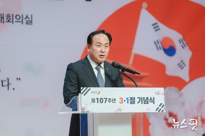 이권재 오산시장이 기념식에서 축사를 전하며 순국선열의 숭고한 희생정신을 기리고 3·1운동의 역사적 의미를 되새기고 있다.(사진=오산시)