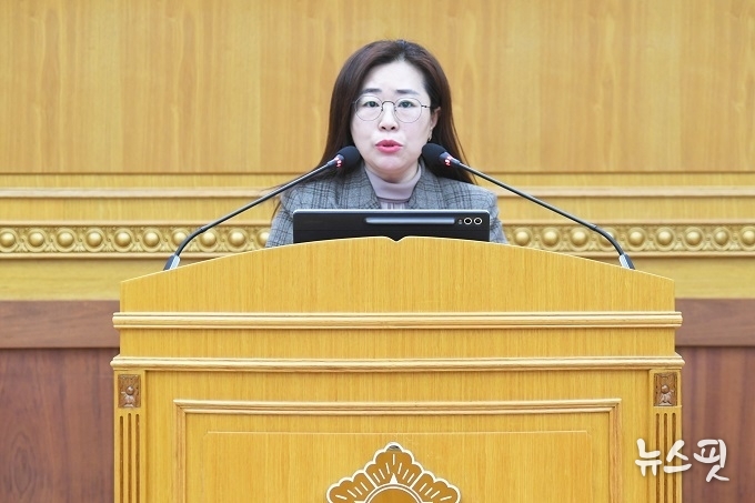 강혜숙 의원이 제386회 임시회 제1차 본회의에서 ‘사회복지사 처우개선을 위한 국가재정책임 강화 촉구 건의안’을 대표발의하고 있다.(사진=양주시의회)