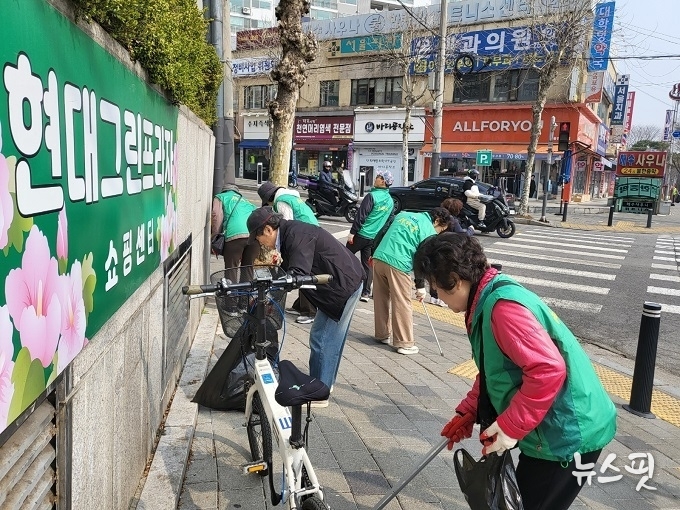 풍덕천1동 봄맞이 환경정화.(용인시 제공)