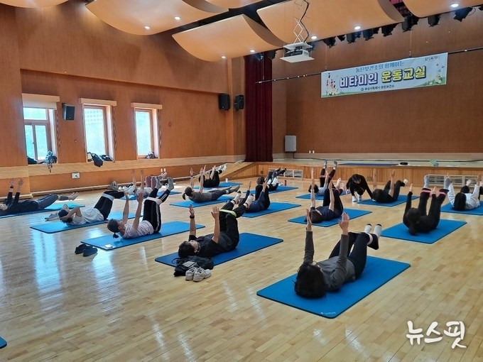 비타미인 운동교실 참가자들이 단체 운동을 하고 있다.(화성시 제공)