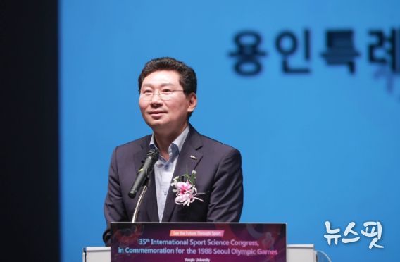 한국체육학회가 17일 용인대학교에서 주최한 국제학술대회에서 이상일 용인특례시장이 영어로 축사를 하고 있다.(용인시 제공)