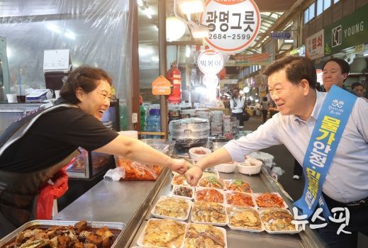 박승원 광명시장은 27일 광명새마을시장을 방문해 ‘물가체험 및 광명시장 살리기 캠페인’에 동참했다.