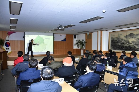 김병수 시장이 24일 하성면 행정복지센터에서 서울편입 등 현안에 대해 시민들과 소통하고 있다.