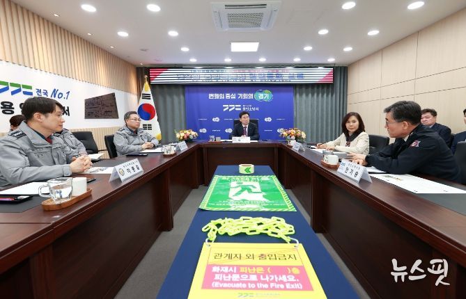 이상일 용인특례시장(가운데) 등 지역 기관장들이 지난 2월 용인소방서에서 열린 안전문화살롱 회의에서 화재 피난안내시설 지원을 논의하고 있다.(용인시 제공)