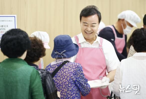 김성제 의왕시장, 초복 맞이 경로식당 배식 봉사