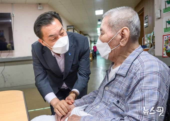 이재준 수원시장이 오성규 애국지사에게 감사 인사를 하고 있다.