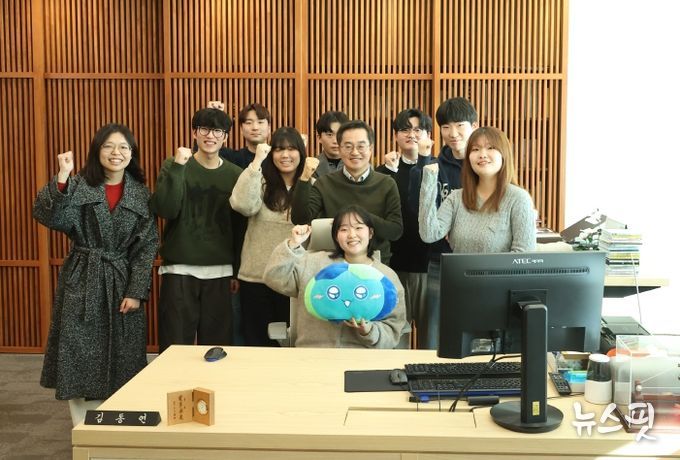 18일 오전 경기도청 집무실에서 김동연 경기도지사가 아주대학생 9명과 함께 브라운백 미팅을 하고 기념촬영을 하고 있다.