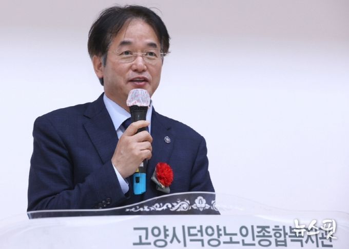 ‘제53회 어버이날 기념식 및 기로연 행사’에서 축사 중인 이동환 고양특례시장