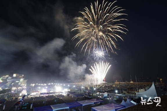 불꽃으로 물든 전곡항...열기 가득 화성 ‘뱃놀이 축제’