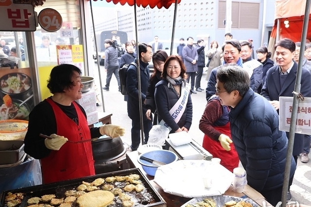김동연 지사, 설 연휴 첫 날 전통시장·소방서·복지시설 등 찾아 민생 챙겨