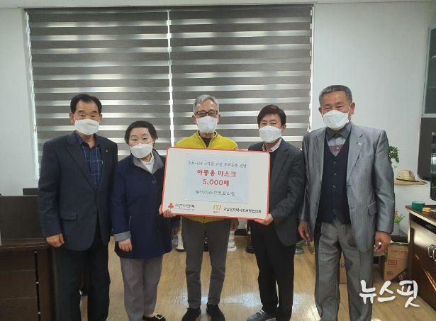 전달식 기념 (가운데 황홍익 대표)