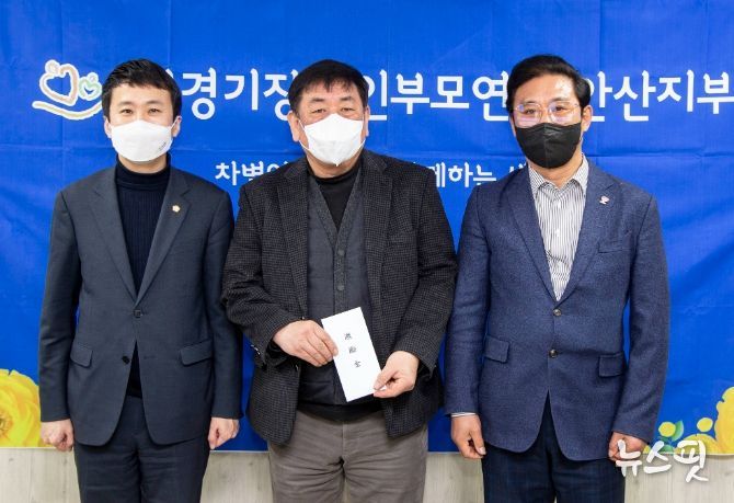 송바우나 의장과 한갑수 의원이 안산시장애인가족지원센터를 방문한 모습