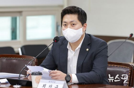 안산시의회 최찬규 의원이 대표 발의한 ‘안산시 해병전우회 활동 지원 등에 관한 조례안’이 제280회 임시회 기획행정위원회에서 원안으로 가결됐다. 사진은 최찬규 의원이 지난 1월 30일 기획행정위원회에서 이 조례안에 대해 설명하고 있는 모습.