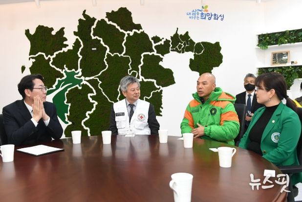 왼쪽부터 정명근 화성시장, 손일수 대한적십자사 경기지사 사무처장, 화성시 지역자율방재단 한상현 고문, 지역자율방재단 신상희 단장.(사진=화성시)