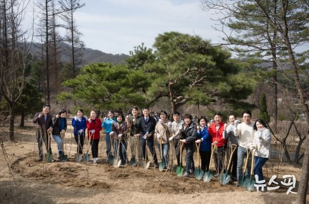 남양주시의회 의원들의 수동면 물맑음수목원에서 식목일 기념행사에 동참해 나무를 식재하고 있다.