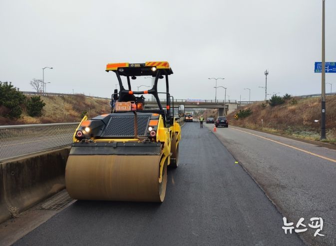 안산시, 장마철 대비 대부도 지역 배수로 준설·도로포장 완료