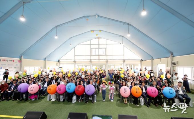 화성시 남부노인복지관에서 제51회 어버이의 날 기념 촬영 중이다.