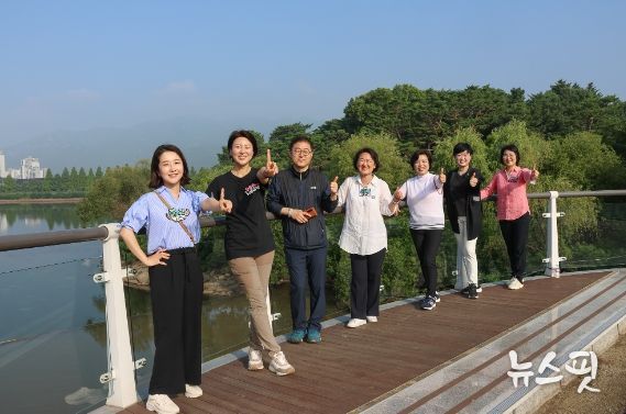 왼쪽부터, 과천시의회 박주리 의원, 우윤화 의원, 김진웅 의장, 이주리 의원, 신계용 과천시장, 과천시의회 윤미현 의원, 황선희 의원