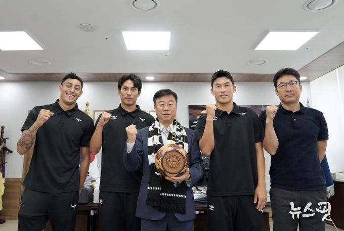 성남FC (좌측부터 가브리엘, 진성욱, 신상진 구단주, 정승용, 이기형 감독 순)