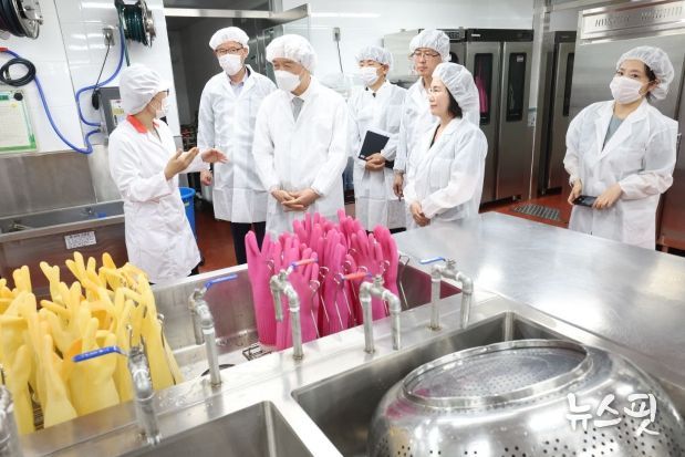 임태희 경기도교육감이 4일 오후 경기도 수원의 한 중학교를 방문해 급식 현장을 살펴보고 있다.(사진=경기도교육청)