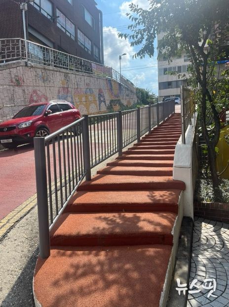 시흥시 군자동, 노후 계단 정비로 안전한 보행환경 조성 '박차'