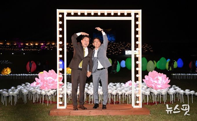 이재준 시장(왼쪽)이 김기정 수원특례시의회 의장과 함께하고 있다.