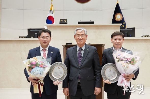 왼쪽부터 이진규 의원, 김장호 용인특례시의정회 회장, 황재욱 의원