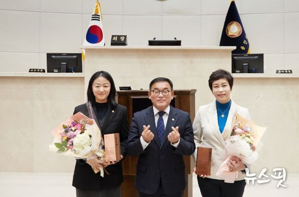 왼쪽부터 기주옥 의원, 윤원균 의장, 황미상 의원