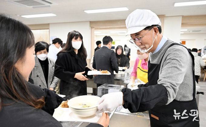 안산시 특별한 시무식… 직원과 떡국 나누고 희망찬 새해 다짐
