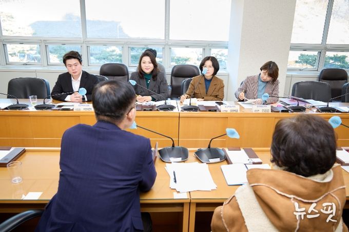 왼쪽부터 간담회에 참석한 용인특레시의회 박병민, 박희정, 이윤미, 유진선 의원.(사진=용인특례시의회)