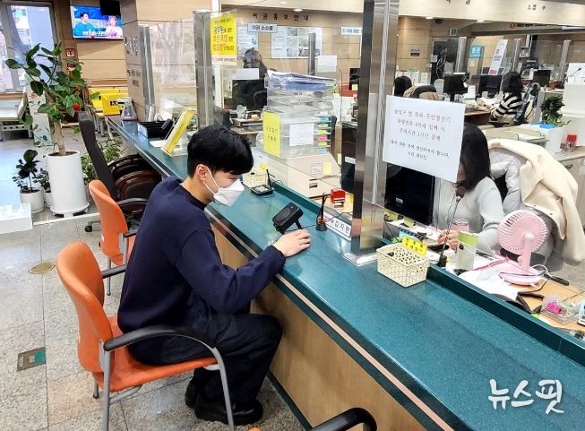 군포시, 시청 민원창구에 양방향 마이크 설치