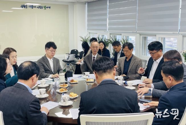 황인국 제2부시장과 직업계고 교장들이 의견을 나누고 있다.