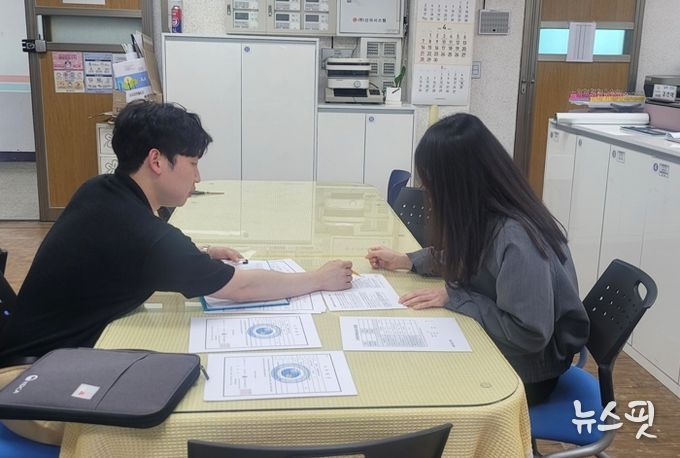 보건소 직원이 시설에서 관련 서류를 확인하고 있다.