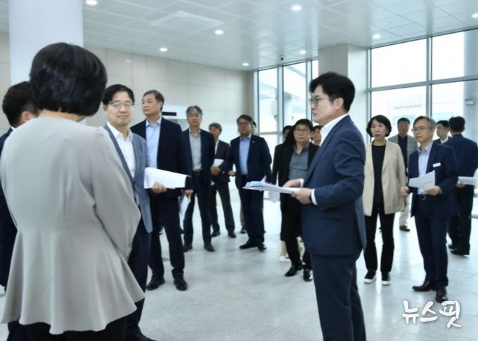 김병수 김포시장과 김포시 간부공무원들은 17일 김포제조융합혁신센터 현장을 방문해 추진경과를 보고받고 점검에 나섰다.